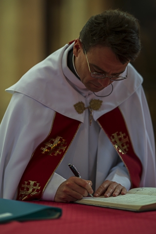 Photographe mariage Amiens Cathédrale autel signature prêtre