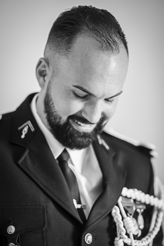 Photographe mariage Bresle NB costume