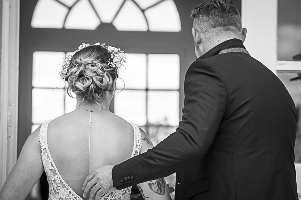 Photographe mariage Bresles entrée mariée mairie