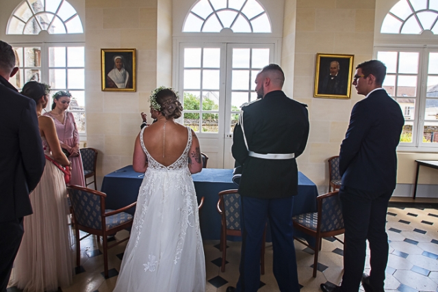 Photographe mariage Bresles mariés et témoins mairie