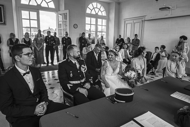 Photographe mariage Bresles mariés et témoins mairie NB