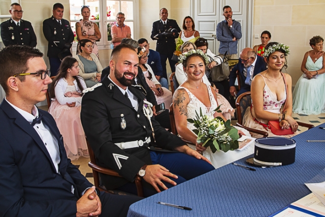 Photographe mariage Bresles mariés mairie et témoins