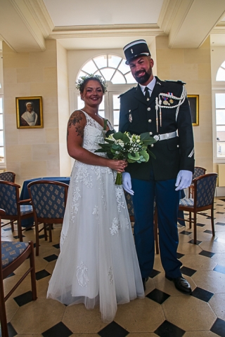 Photographe mariage Bresles mariés sortie mairie couple