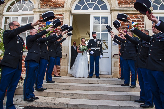 Photographe mariage Bresles sortie mairie haie d’honneur